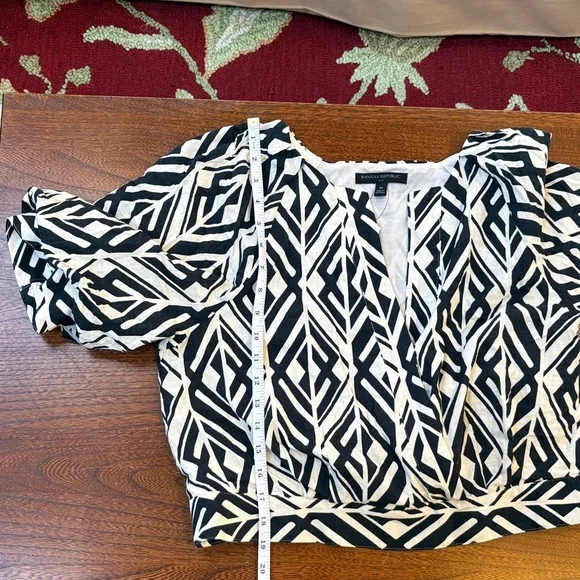 Banana Republic Black and Cream Cropped Geometric Top Medium - Picture 6 of 15